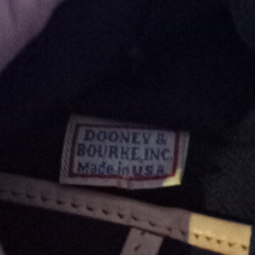 Dooney & Bourke Shoulder Purse. Black & Tan - Picture 4 of 10